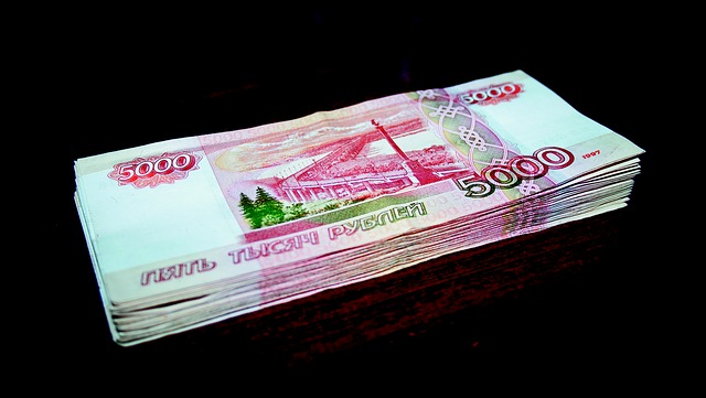 hromádka vysokých bankovek – rublů